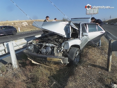 Կոտայքում բախվել են MIni Cooper-ը, Nissan Teana-ն, Toyota Alphard-ը եւ Mercedes-ը. վերջինս բախվել է պատնեշներին (ֆոտո)