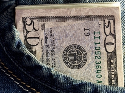 Second-hand employee finds $ 7 thousand in jacket, returns them to owner