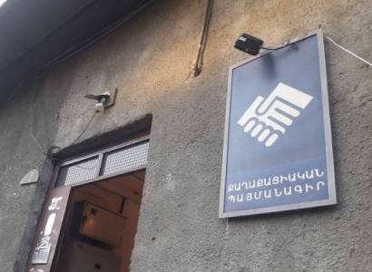 Սոնա Աղեկյանի ակցիան ՔՊ-ի դիմաց. նա պահանջում է Հասմիկ Խաչունցին հեռացնել Երեւանի ավագանուց