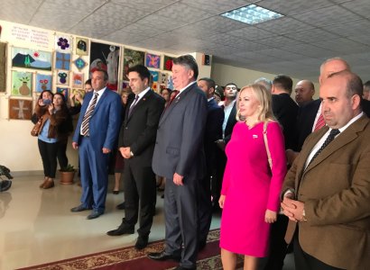 Ռուսաստանցի պատգամավորները Գյումրիում հայկական դպրոցի երեխաներին նվիրեցին ռուսերենով գրքեր