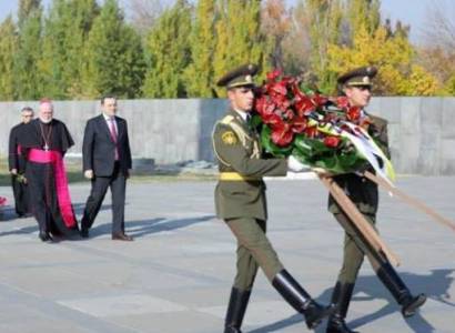 Top Vatican diplomat visits Armenian Genocide museum (PHOTO)