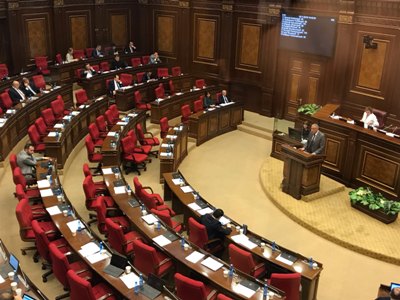 «Добрая» традиция: Парламент обсуждает проект бюджета на 2020 год в присутствии всего 20 депутатов