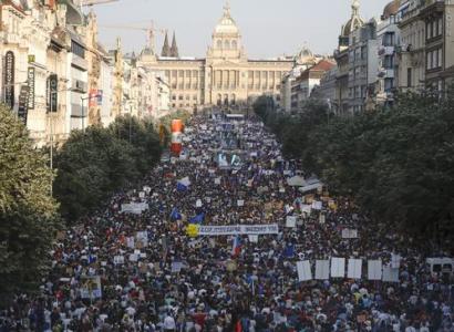 В Праге сотни тысяч людей вышли на улицы с требованием отставки премьер-министра Чехии