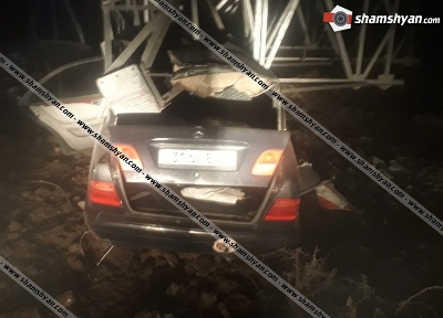 В Сюнике мерседес вылетел с проезжей части и врезался в еще не установленный столб электропередачи