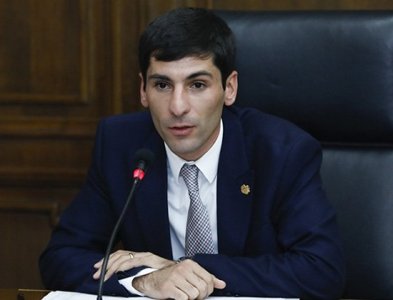 Նորից միջադեպ՝ Արարատի մարզպետի մասնակցությամբ. Նա ծեծել է տվել իրեն արտահերթ սպասարկելուց հրաժարված վարսավիրին. 168.am