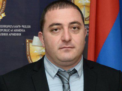 Tense situation in front of Yerevan police station