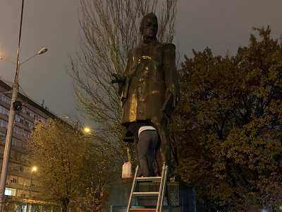 Alexander Griboyedov’s painted statue in Yerevan is cleaned (PHOTOS)