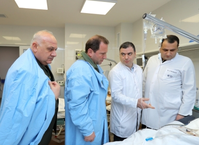 Armenian Defense Minister visits military hospital (PHOTO)