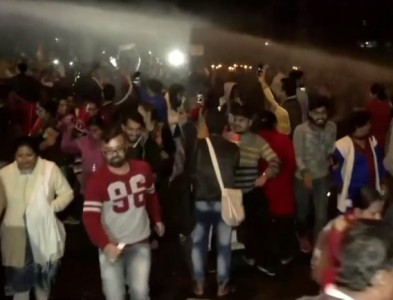 В Индии при помощи водяных пушек и дубинок разогнали акцию протеста против сексуального насилия
