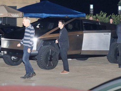 Մասկը Լոս Անջելեսի փողոցներով անցել է Tesla Cybertruck նոր էլեկտրապիկապով