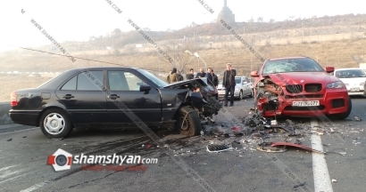 ДТП в Ереване: бмв с номерами 77 ՕՍ 077 и мерседес с номерами 07 ZX 707 повстречались на узенькой дороге