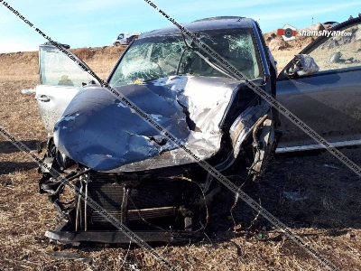 В Арагацотнской области Volkswagen Touareg перевернулся и оказался в поле: один из пострадавших – военнослужащий