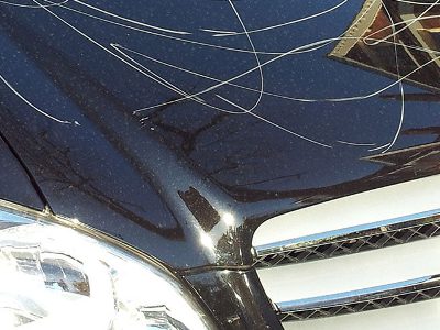 Мужчина заплатил $10 тысяч автодилеру, после того как его дочь расцарапала 10 машин