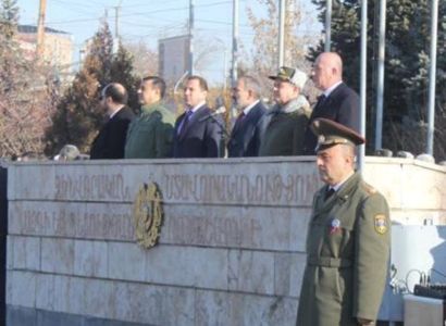 И.о. директора СНБ Армении вручил медаль начальнику Военного университета имени Вазгена Саркисяна