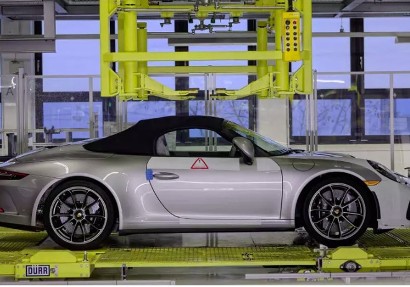 Porsche продемонстрировал спорткар 911 нового поколения