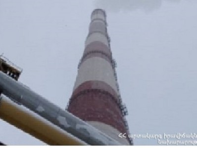 Հրազդան ՋԷԿ-ի 22-ամյա աշխատակիցը բարձրացել է ծխահեռացման խողովակի վրա և սպառնում է ինքնասպանություն գործել (ֆոտո)