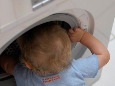 US woman arrested after her 5-year-old son was locked in running washing machine