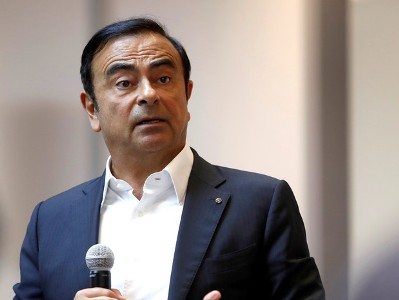 Экс-глава Nissan Гон въехал в Ливан под чужим именованием