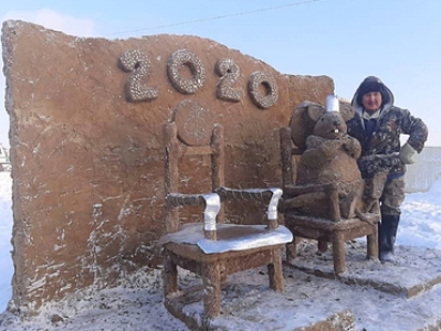 Russia sculptor creates huge rat from 3-ton manure