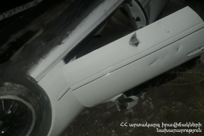 Վերանորոգվող կամրջի մոտ «Mercedes CLS»-ը դուրս է եկել ճանապարհից եւ գլխիվայր շրջվել հարակից ձորակը՝ մոտ 7 մ