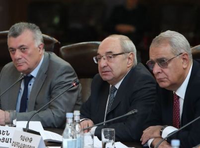 Vernatun political club gathers to discuss Iran developments