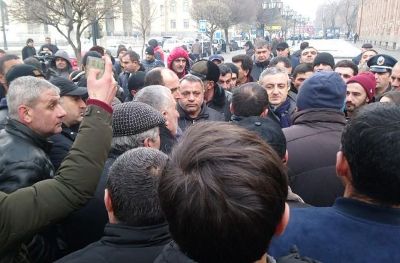 «Փաստ». Իշխանավորներին «մանուշակը ճոճք է թվում, աշխարհը՝ ծիրանագույն բուրաստան»
