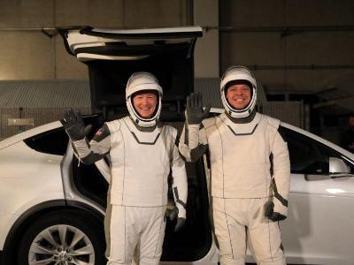 Кроссоверы Tesla будут доставлять астронавтов к ракетам