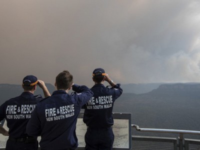 Aircraft fighting Australia bushfires loses contact