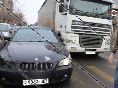 Երեւանում բախվել են BMW-ն ու DAF բեռնատարը (ֆոտո)