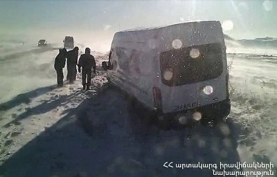 Ծաղկաձորում, Հրազդանում, Գորիս-Տաթեւ ավտոճանապարհին ձյան մեջ մեքենաներ են արգելափակվել