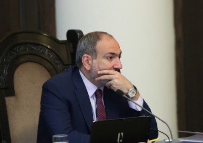 «Իրատես». Ողջ գիշեր Փաշինյանը հինգ րոպեն մեկ ռեժիմով SMS-ներով «հախուռն» «ռմբակոծել» է իր թիմակիցներին