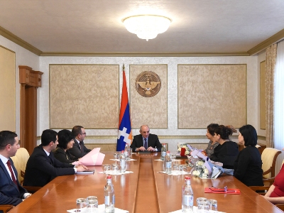 Բակո Սահակյանը «Մռակած» պետական կամերային երգչախմբի անդամների պետական պարգեւներ է հանձնել