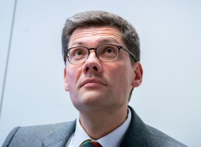 Merkel insists on sacking German commissioner