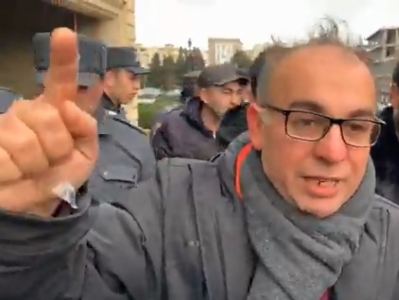 В Баку полиция оттеснила журналистов и недовольных от здания ЦИК