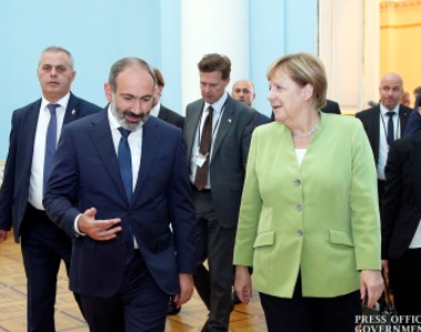 «Паст»: Ангела Меркель поинтересовалась у премьер-министра Армении делом Роберта Кочаряна?