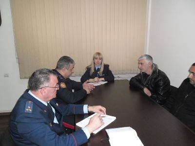 Armenia Investigative Committee official receives relatives of deceased serviceman