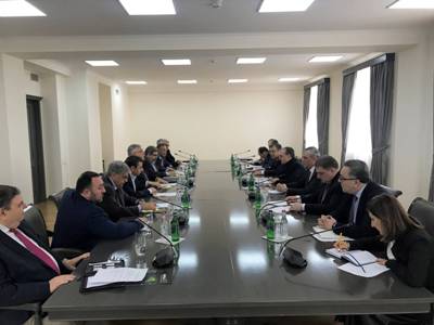 Armenia FM meets with ARF-D Armenian National Committees' representatives