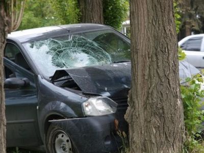 Երեւանում «Lada Granta»-ն բախվել է ծառին. կան վիրավորներ