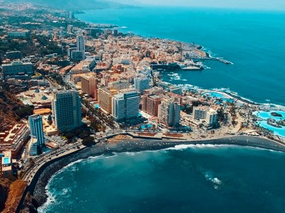Сотни туристов застряли в отеле на Канарских островах из-за коронавируса