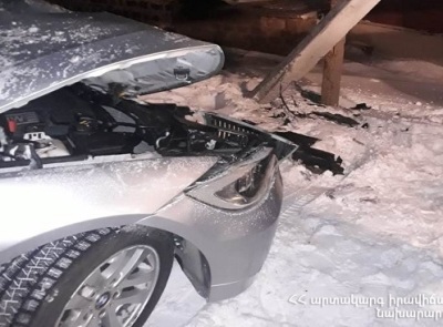 Քուչակ գյուղում «BMW»-ն դուրս է եկել ճանապարհից եւ բախվել էլեկտրական սյանը