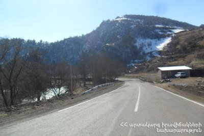 Սեւան-Գավառ հատվածում եւ «Մեղրու սար», Սարավան-«Զանգեր» կոչվող հատվածներում տեղ-տեղ մերկասառույց է