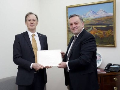 Ավստրալիայի նորանշանակ դեսպանն իր հավատարմագրերի պատճենը հանձնեց ՀՀ ԱԳ փոխնախարար Ավետ Ադոնցին