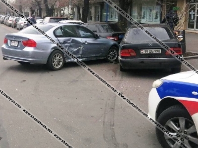 Կոմիտասի պողոտայում բախվել են BMW-ն, Mercedes-ը, 2 Nissan-ները, Mazda-ն եւ ՎԱԶ 2110-ը. 6-ամյա փոքրիկը վիրավոր է (ֆոտո)