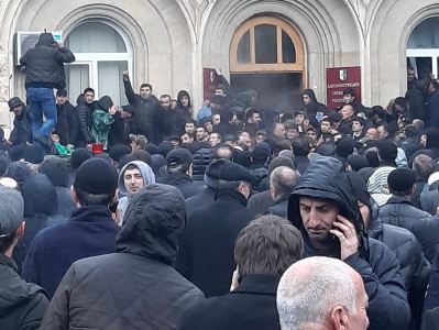 Աբխազիաում հարյուրավոր ցուցարարներ պահանջում են նախագահի պաշտոնակատարի հրաժարականը