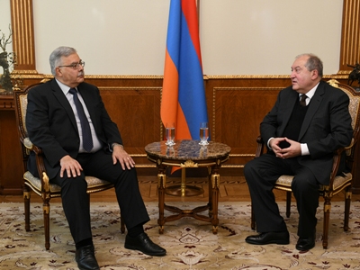 Արմեն Սարգսյանը հանդիպել է Հակոբ Տեր-Խաչատուրյանի հետ. քննարկվել են քաղաքական իրավիճակի, համահայկական օրակարգի խնդիրներ