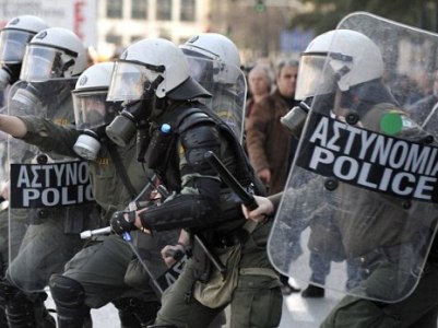 Greek police use water cannons, tear gas against migrants on Turkish border