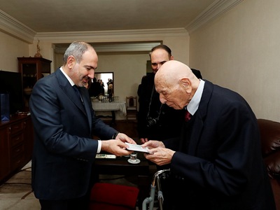 PM presents Armenia passport to 105-year-old man (PHOTOS)