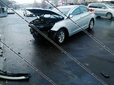 Երեւանում Hyundai-ն Արշակունյաց պողոտայում բախվել է բետոնե արգելապատնեշին. Վարորդին հասցրել են հիվանդանոց (ֆոտո)