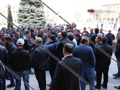 Բողոքի ակցիա Լոռու մարզպետարանի դիմաց. 6 գյուղերի բնակիչները պահանջում են հիմնանորոգել իրենց ավտոճանապարհները (ֆոտո)
