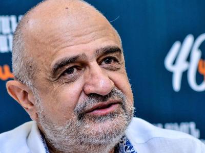 «Համբույրները կվերականգնվեն կորոնավիրուսի վտանգը իսպառ վերանալուց հետո». Ռուբեն Բաբայանը հրաման է արձակել